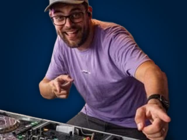 DJ Tommy achter de draaitafels