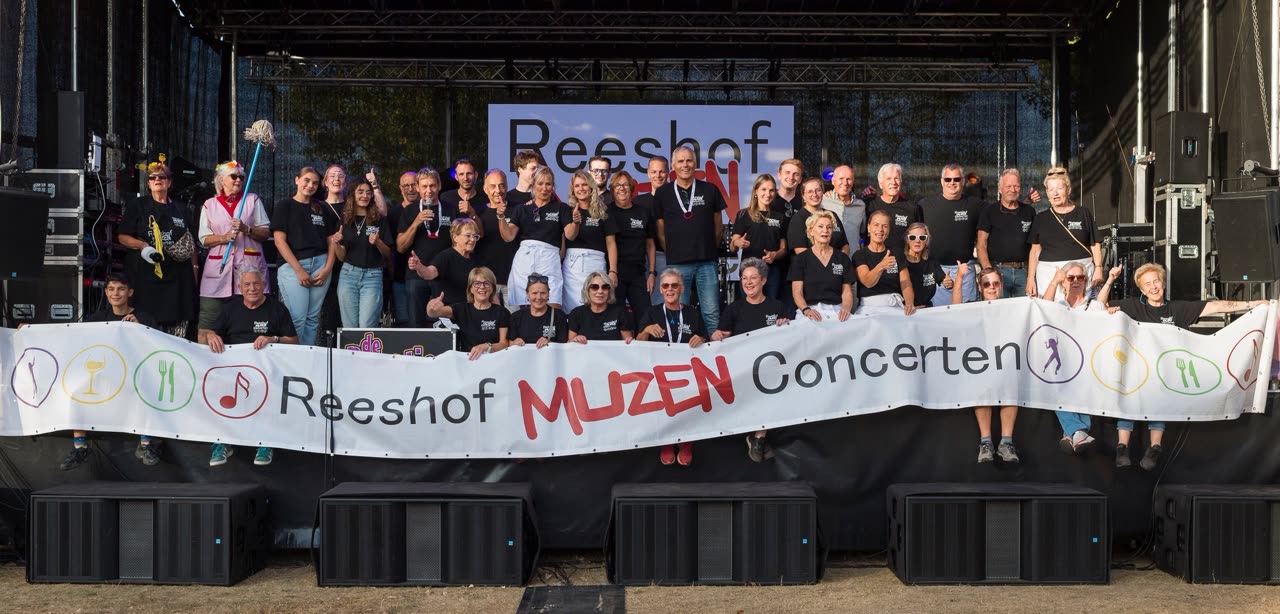 Overzichtsfoto van vrijwilligers op het festivalterrein
